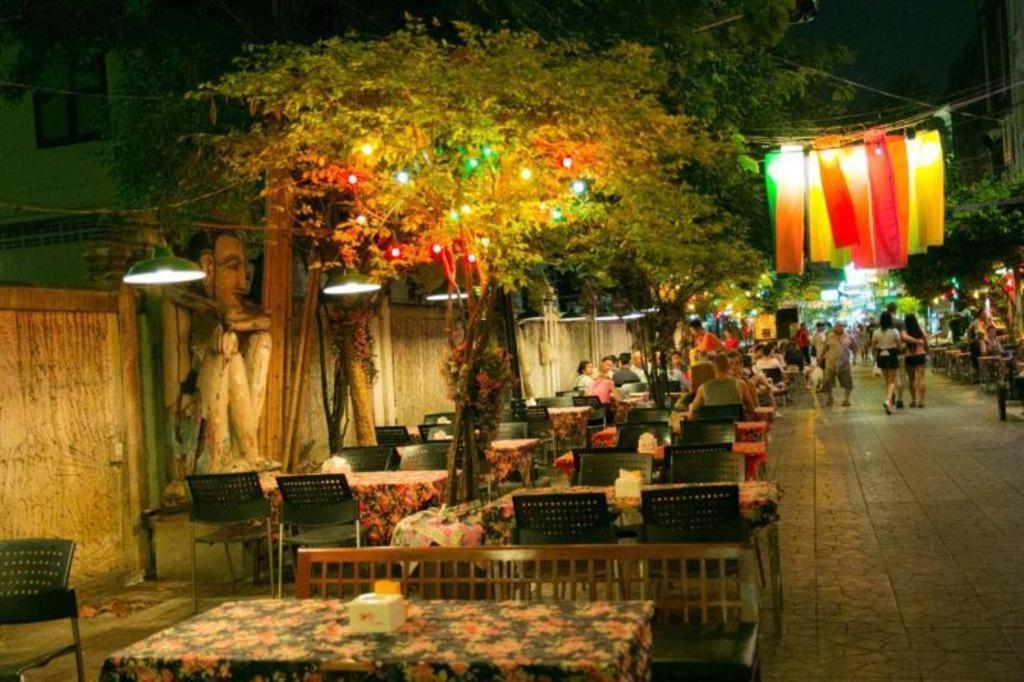 The Street Hostel Bangkok Exterior photo