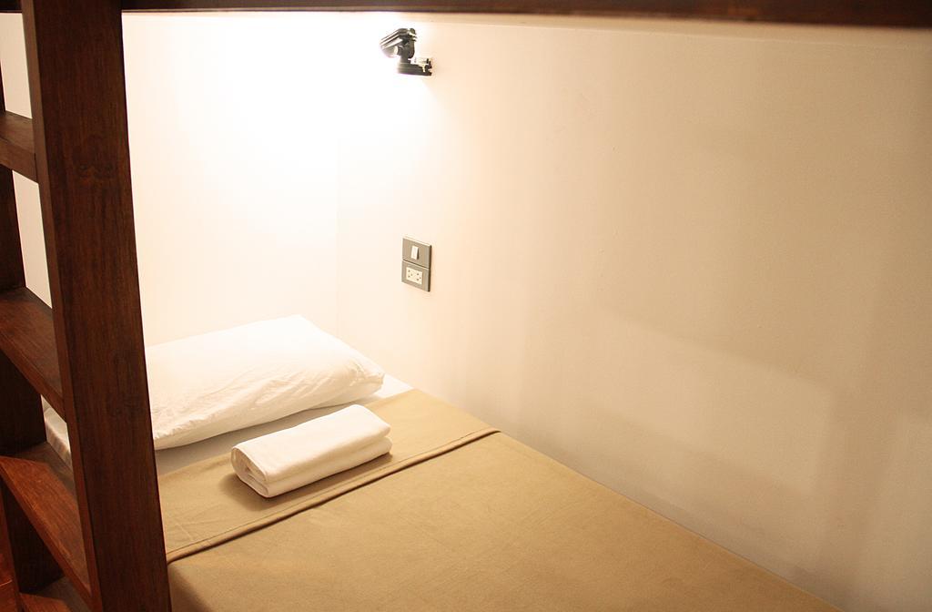 The Street Hostel Bangkok Room photo